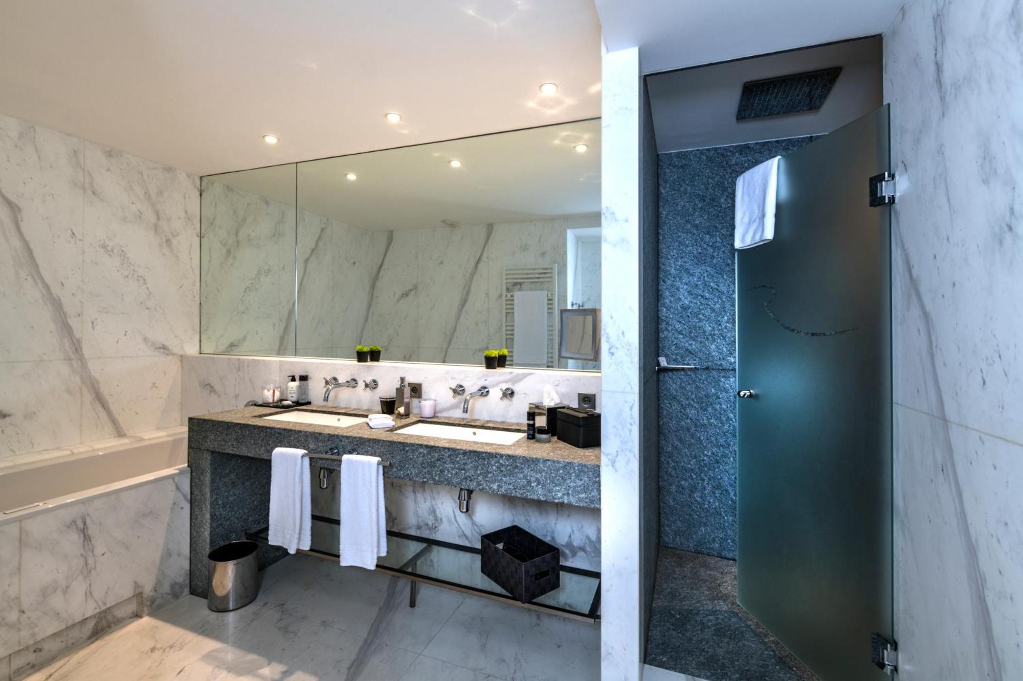 Hotel & Spa Regent Petite France Strasbourg Exterior photo A shower door